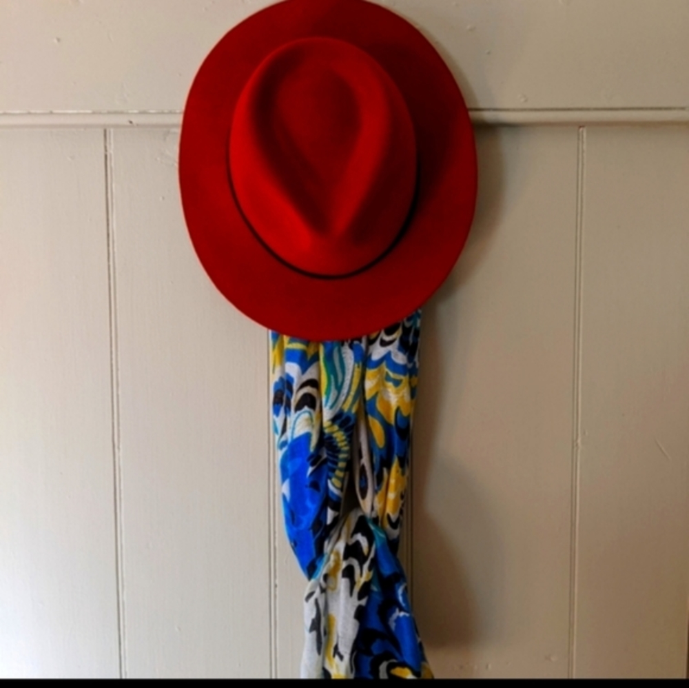 Beautiful Red Hat wool 100% 🤠 brand New never wear...